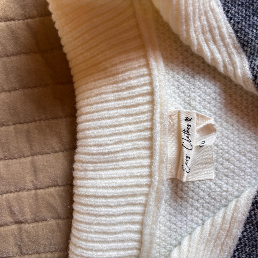 Chic White Cardigan with Blue Trim - Picture 3 of 3